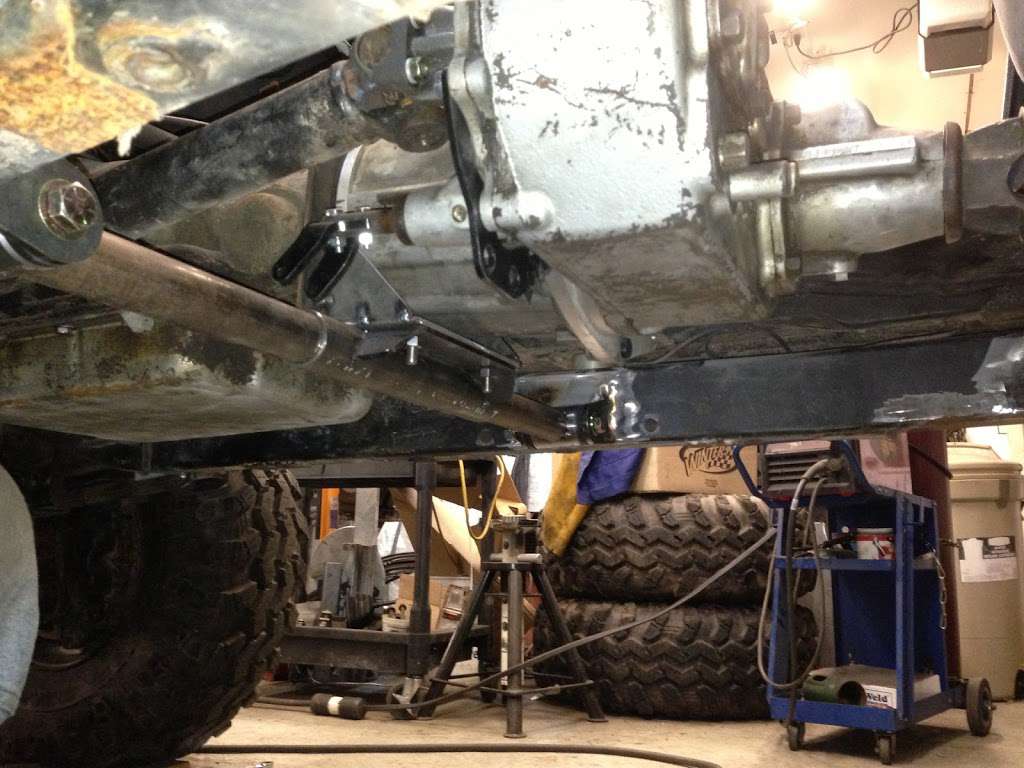 Universal Transmission/Transfer Case Crossmember Mount - Image 10